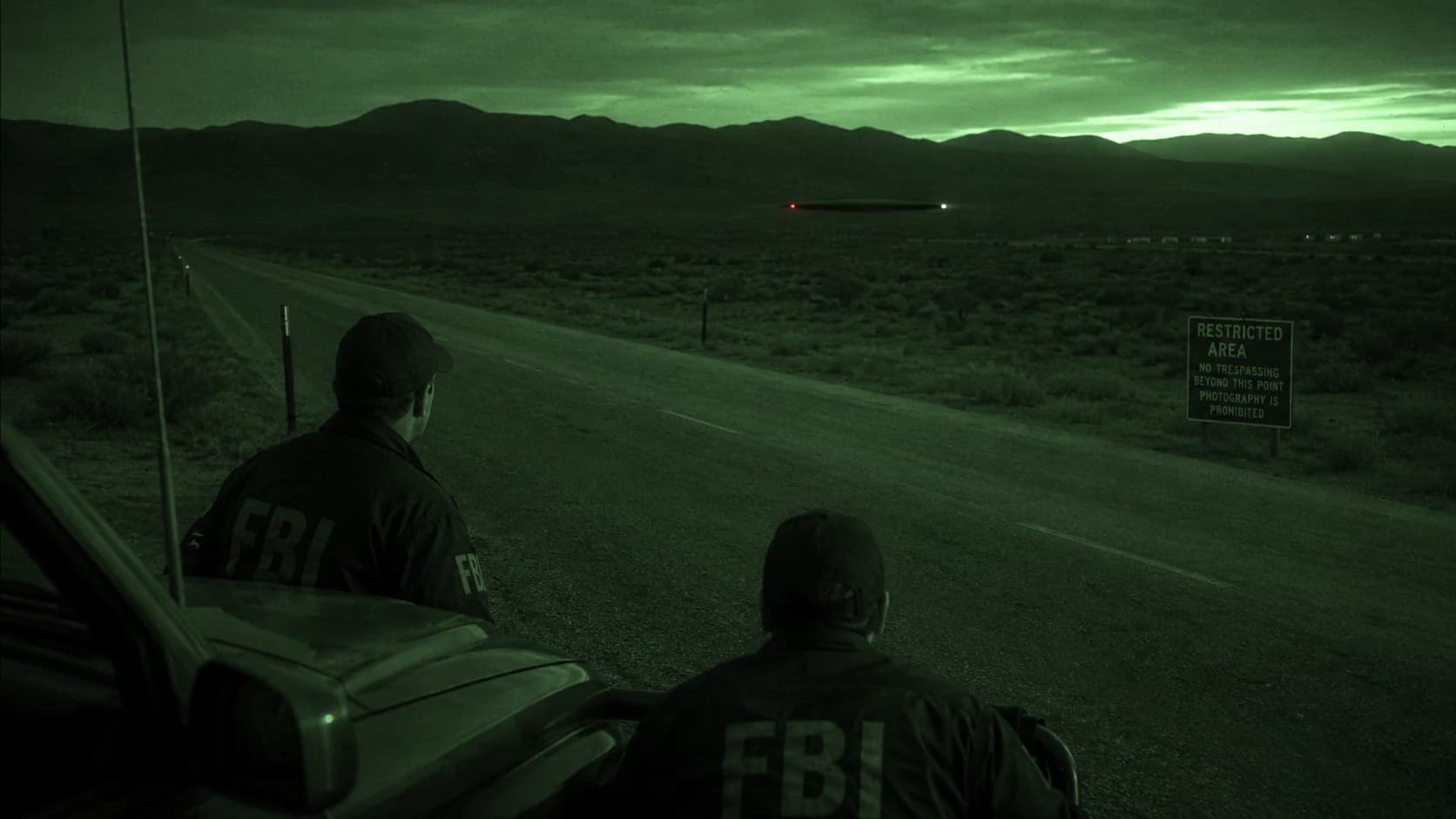 重現 Western US「Dark Kite」（2026）：夜視鏡下的水平細線，AARO 後評為三角形。
